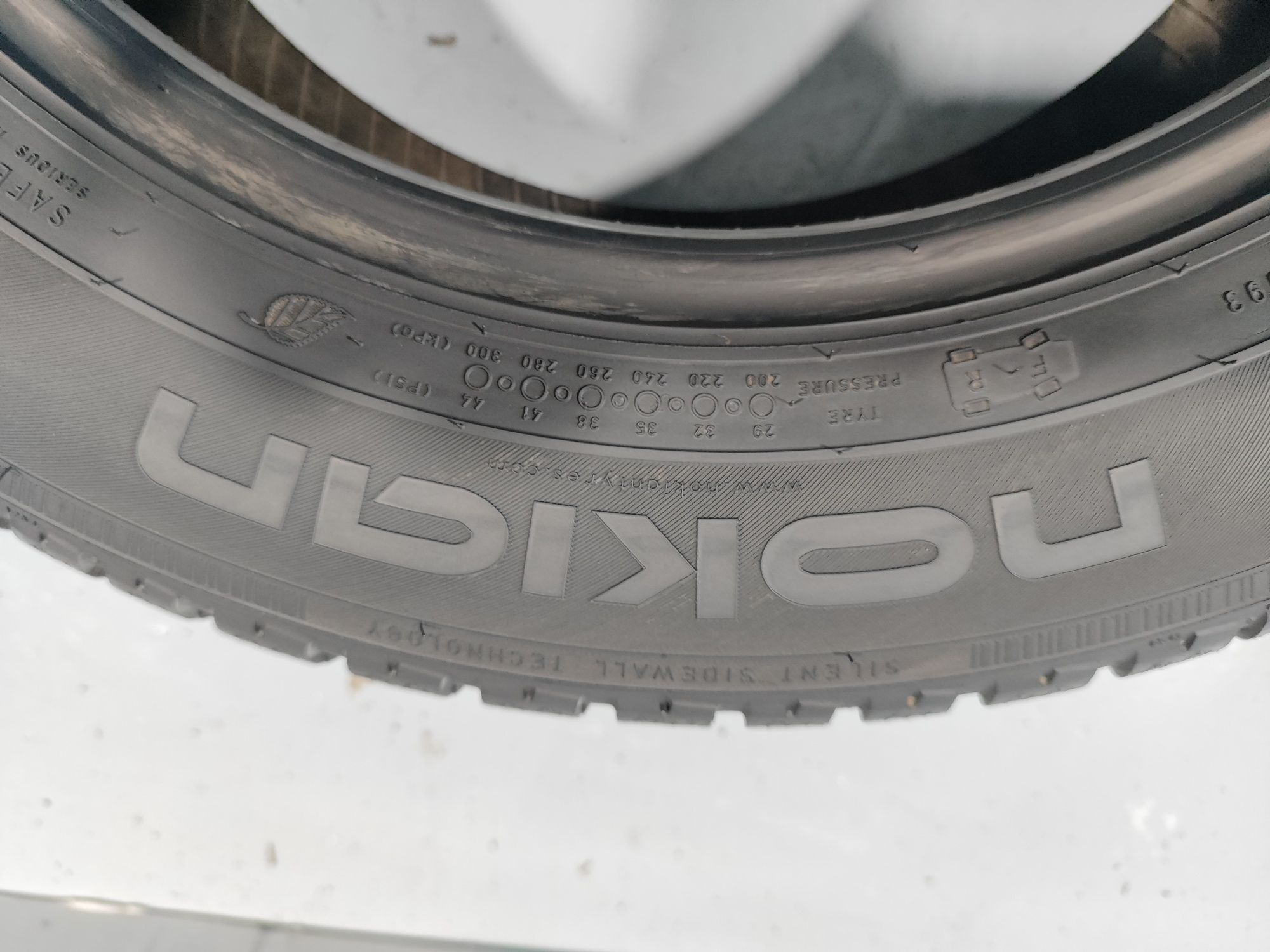 2 pneus semi novos 185-65R15 Nokian - Oferta dos portes