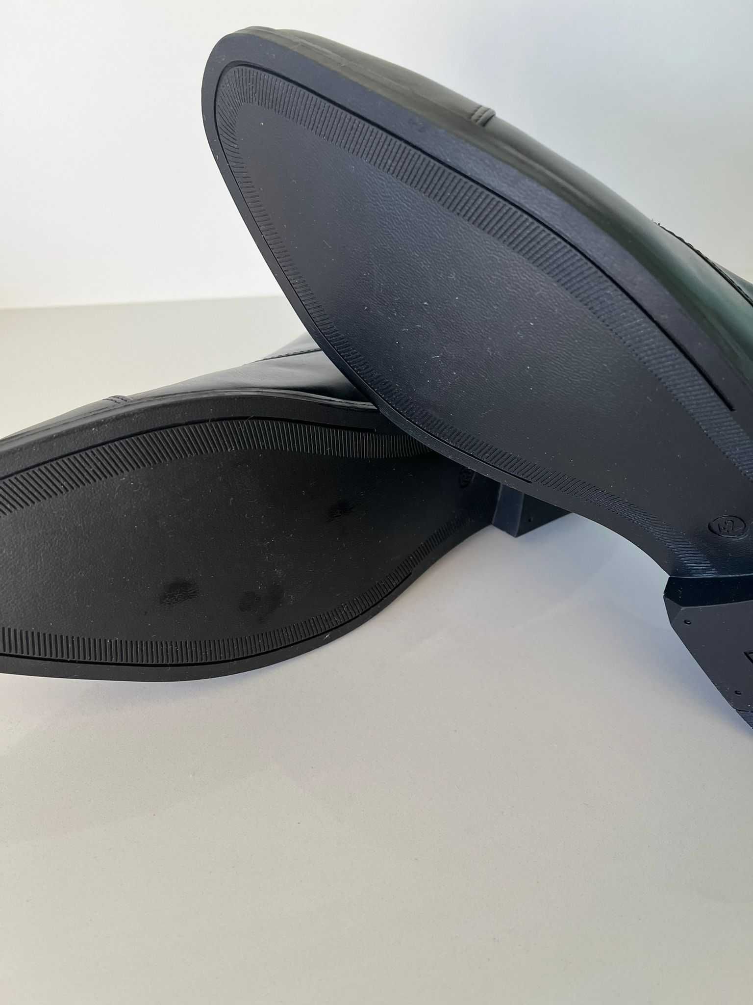 Sapatos de homem em pele (novos)