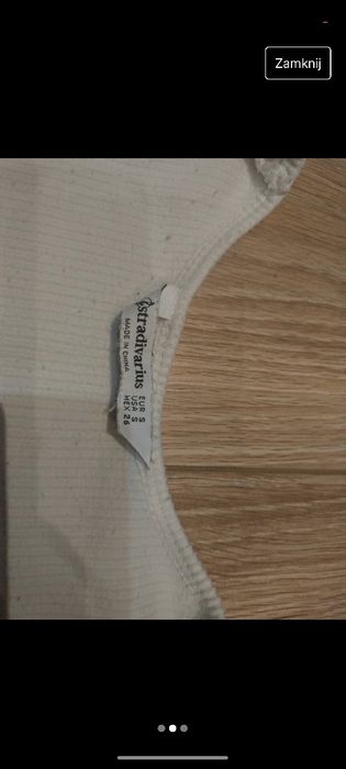 Crop top biały z dekoltem Stradivarius S