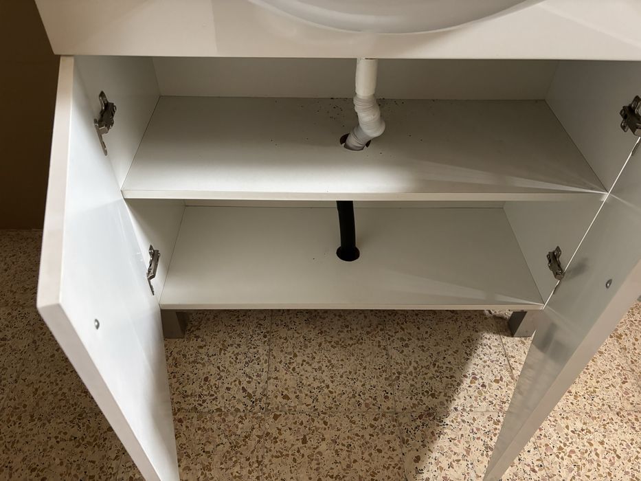 Movel casa de banho sem torneira.