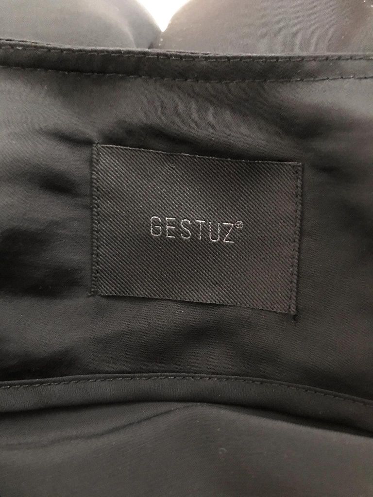 Gestuz sukienka damska S
rozmiar:S 
kolor:czarny 
Stan:idealny
W ramio