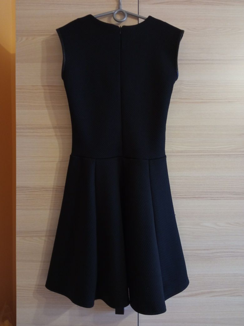 Czarna sukienka ze wstawkami