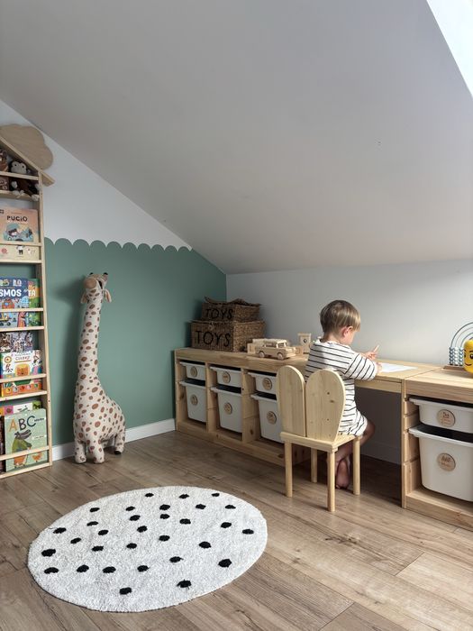 Drewniany blat łączący regaly trofast ze schowkiem