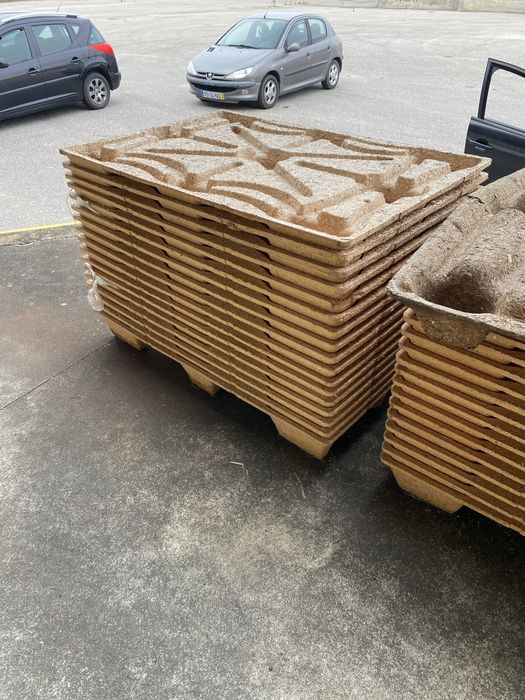 Paletes de plastico e contraplacado