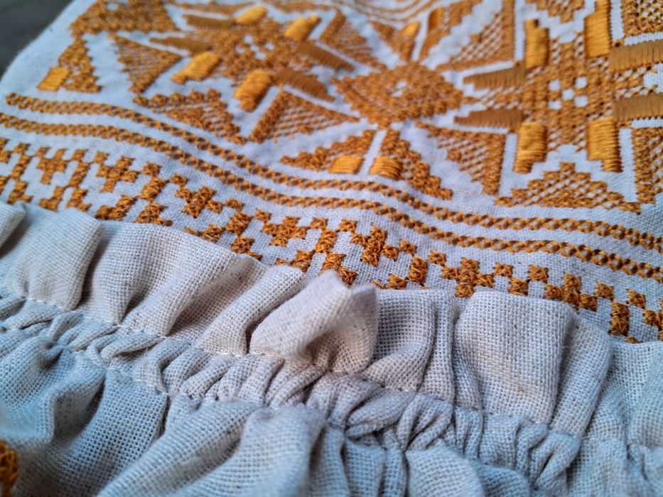 Сукня-вишиванка з поясом в українському етнічному стилі