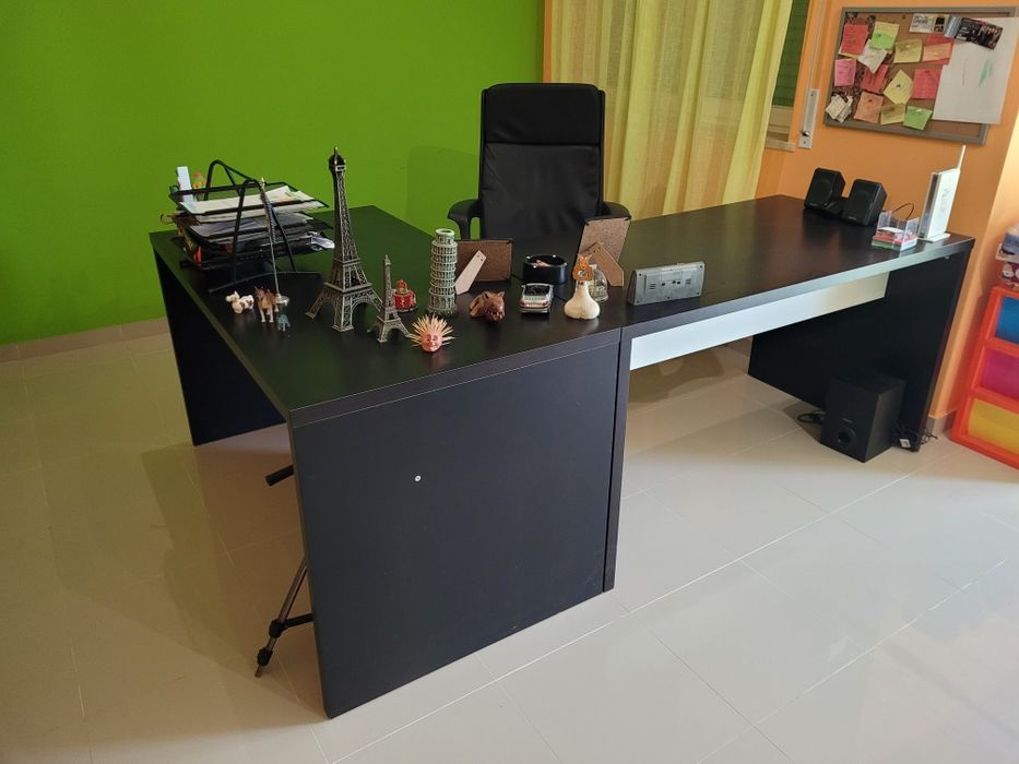 2 secretárias e cadeira