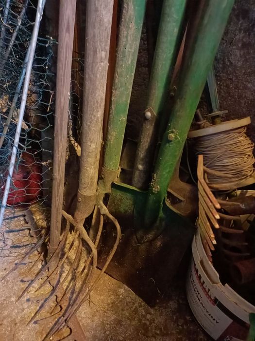 Motyczki grabie łopaty narzędzia na działkę