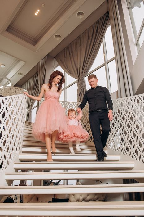 Family look: рожеві фатинові сукні (мама + доня)