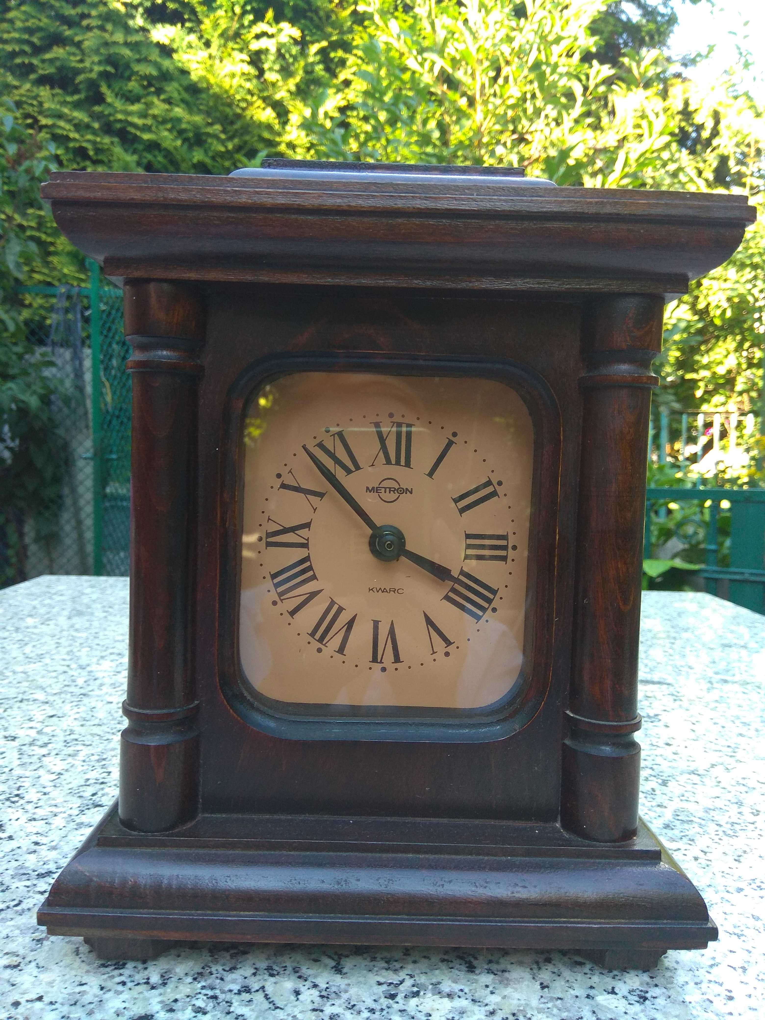 Zegar kwarcowy stojący z lat 80. XX wieku