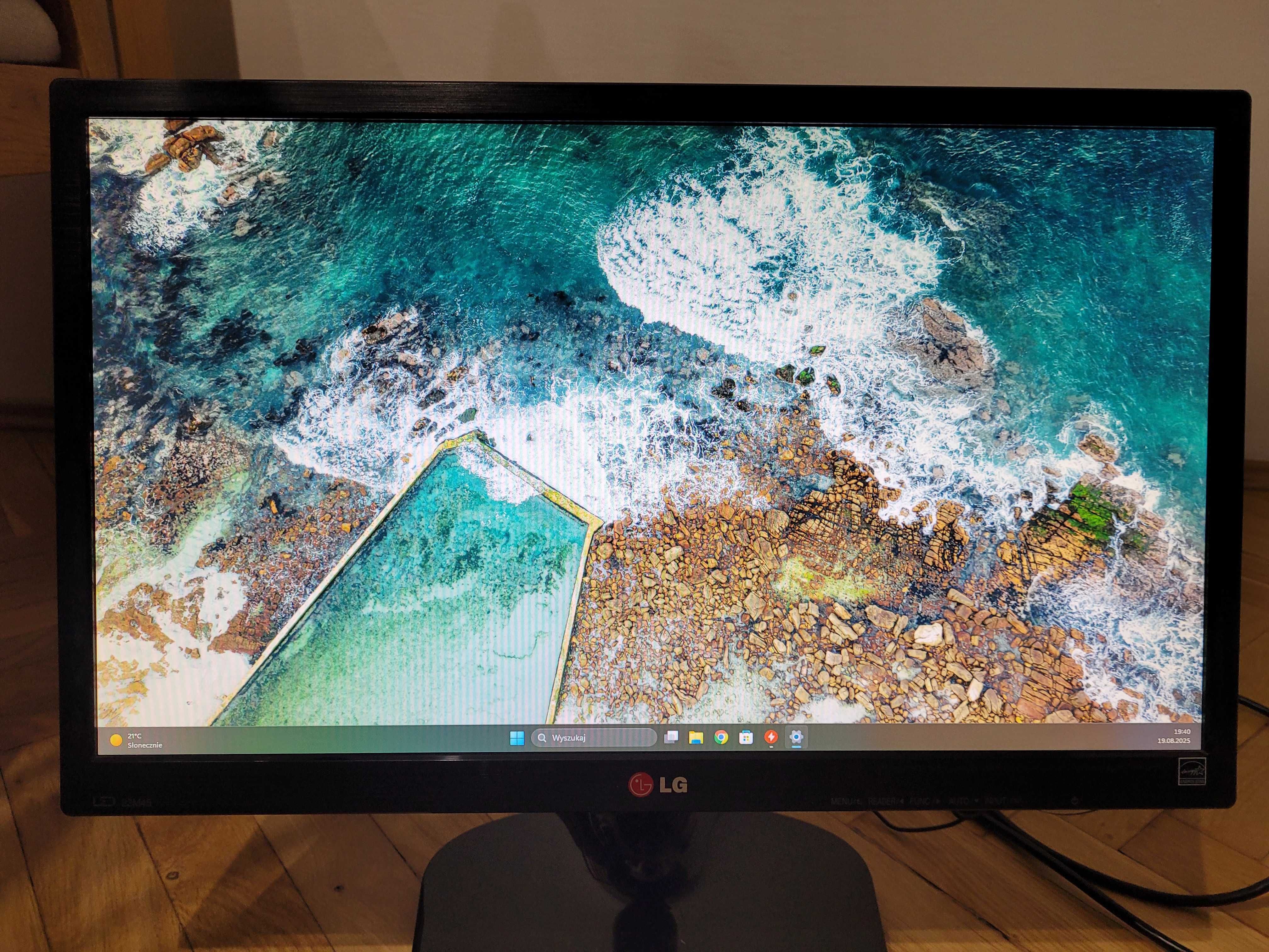 Monitory 22 cale LG(2x LG22m45, 1x 22m47VQ), 1x IIYAMA E2278HD