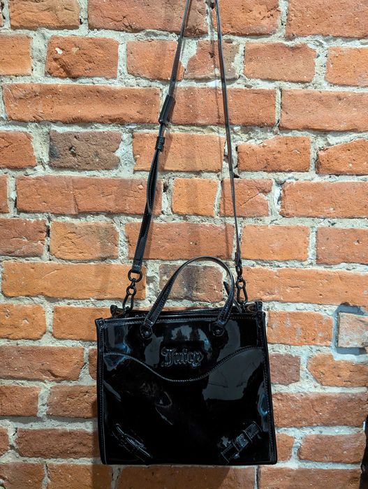 Mała lakierowana torebka Juicy Couture