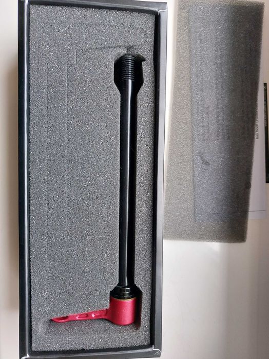 Zacisk KCNC na sztywną oś, nowy