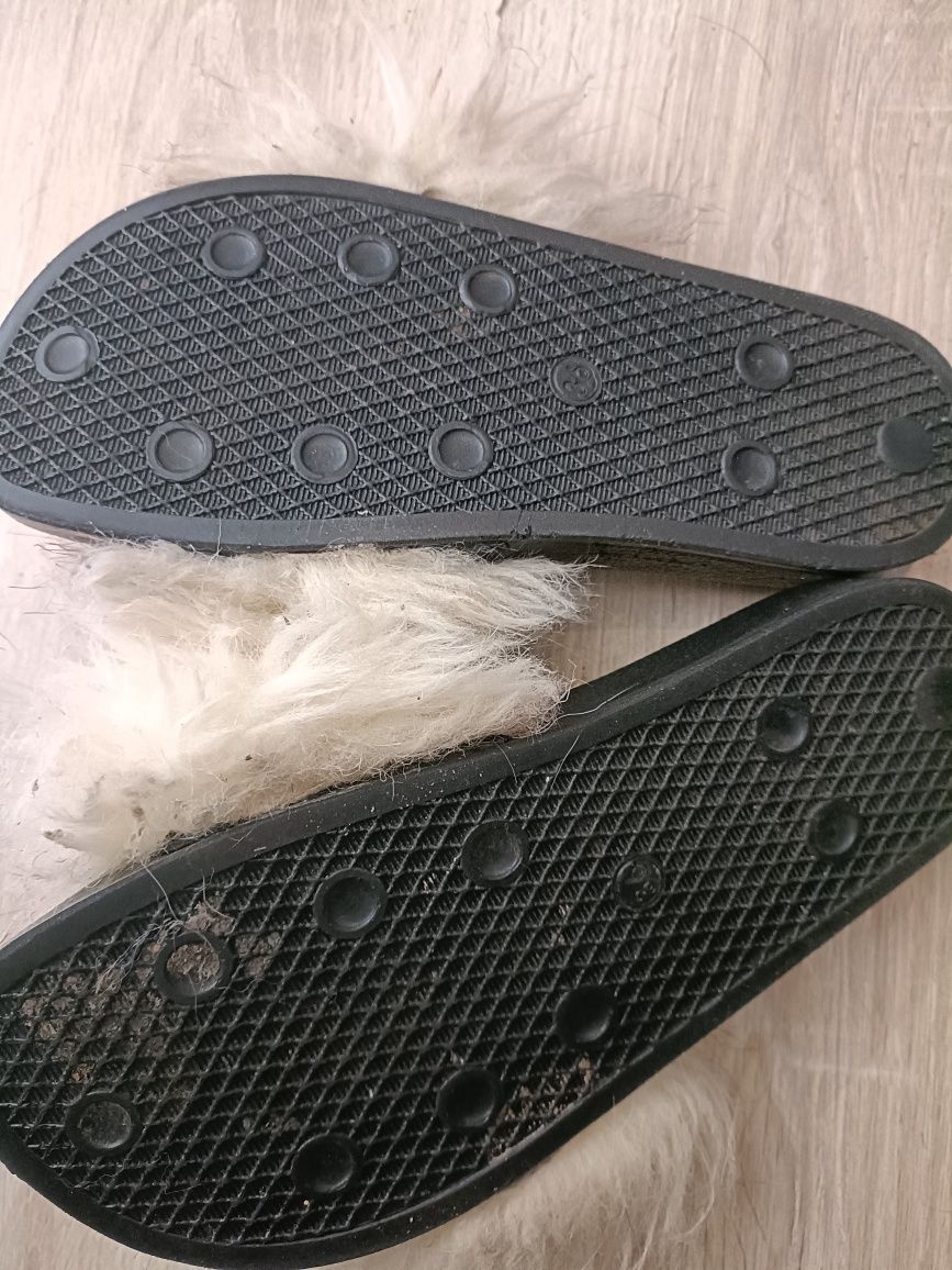 Włochate kremowe klapki Gucci