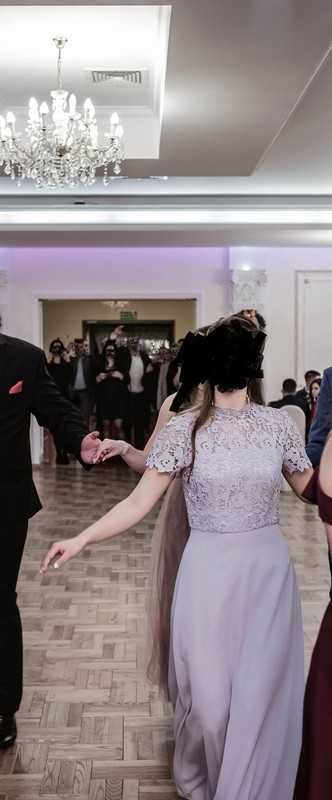 Fioletowa sukienka maxi z koronką marki Chi Chi London/Asos