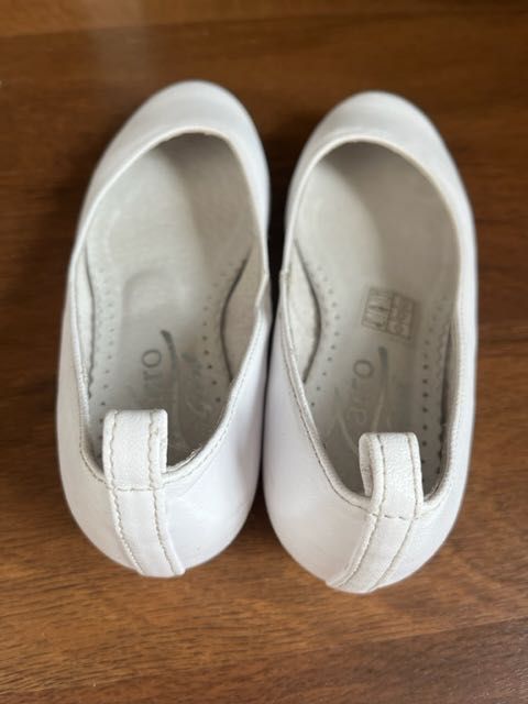Buty, pantofelki eleganckie, białe r. 31
