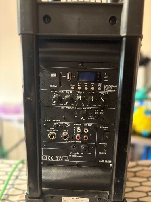 Coluna portátil BATERIA TROLEI QTX QR10PA 10" COM CAPA DE PROTEÇÃO