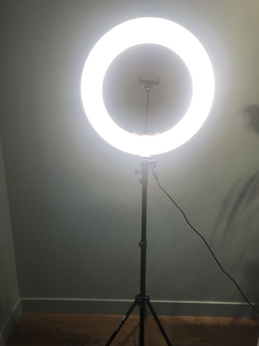 Кільцева LED лампа з можливістю роботи від АКУМУЛЯТОРІВ та від мережі