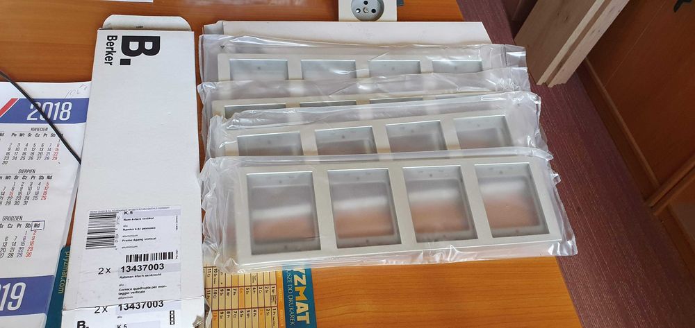 Berker by Hager Ramka poczwórna pionowa