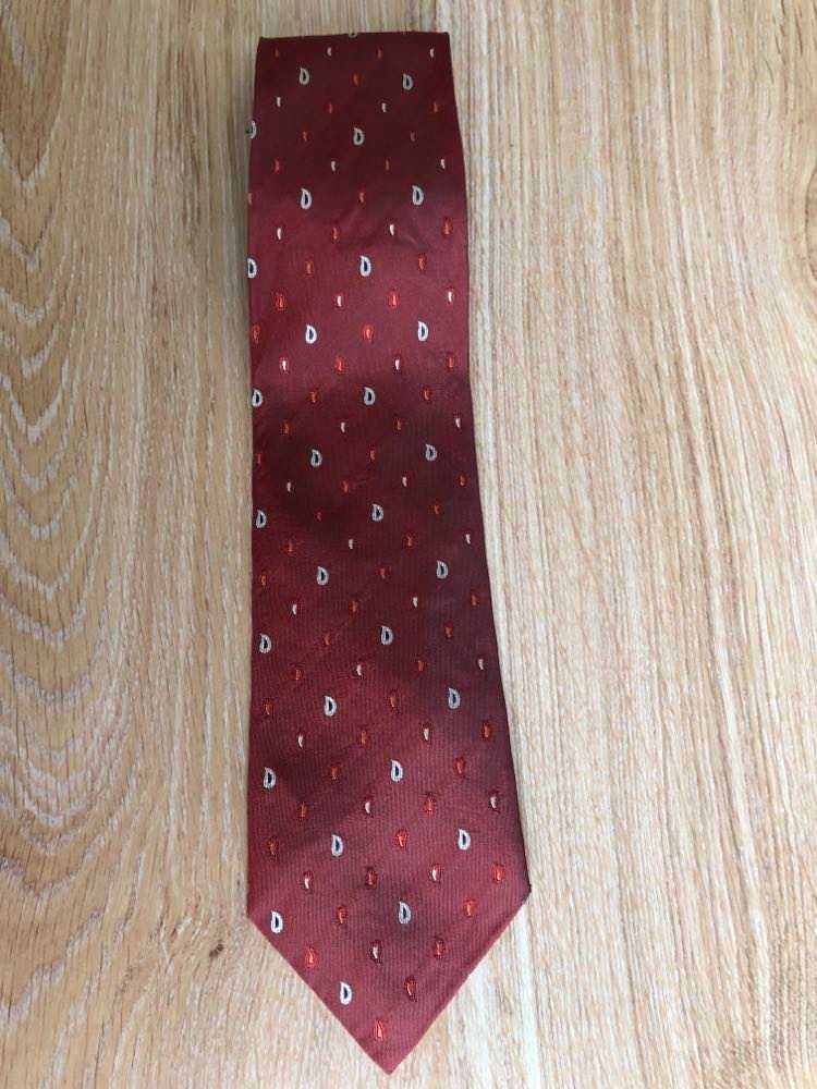 Krawat w pięknym odcieniu czerwieni, w drobny print.