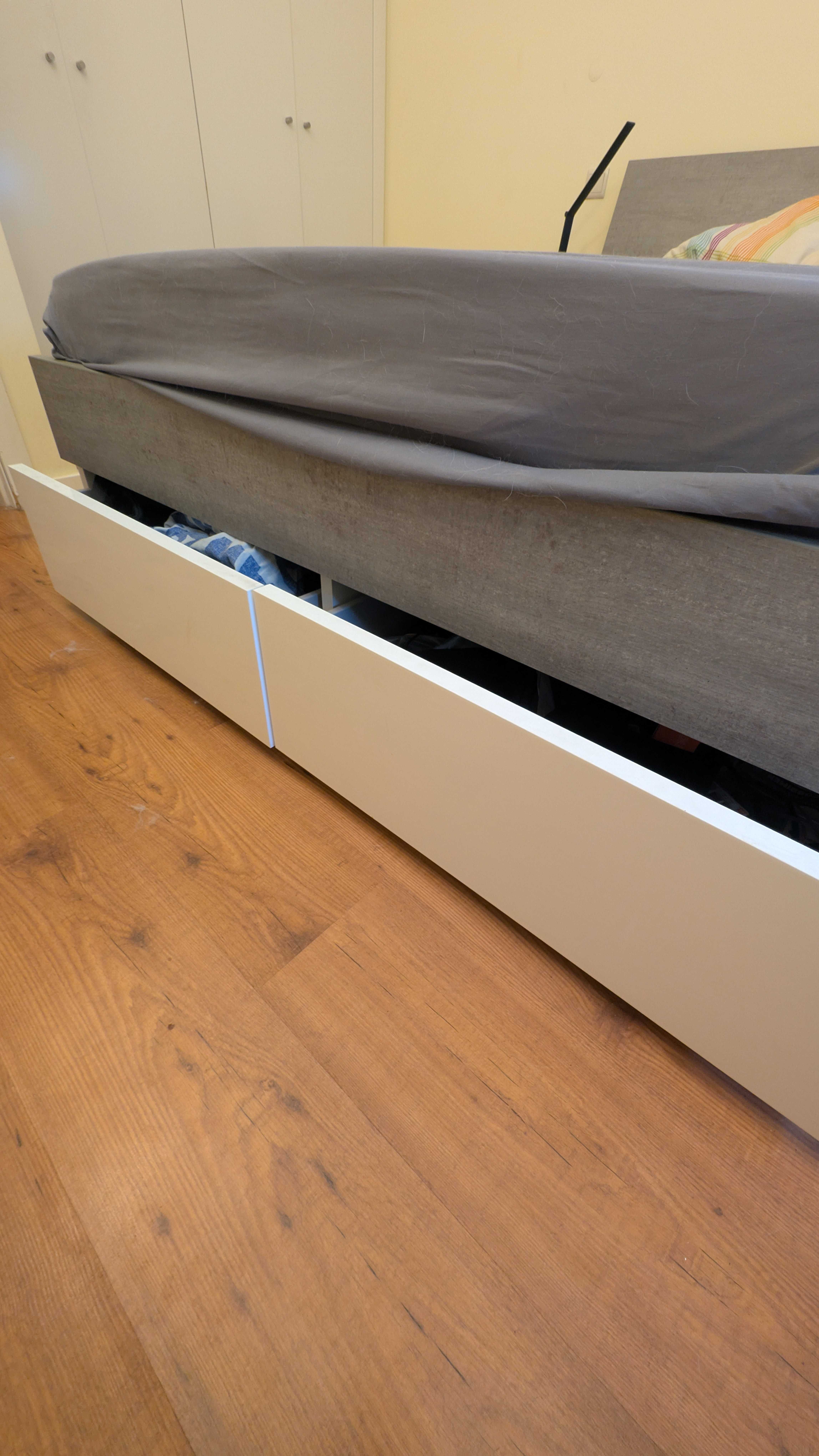Cama com estrado de ripas