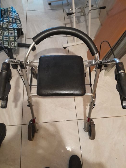 Ходунки для літніх людей