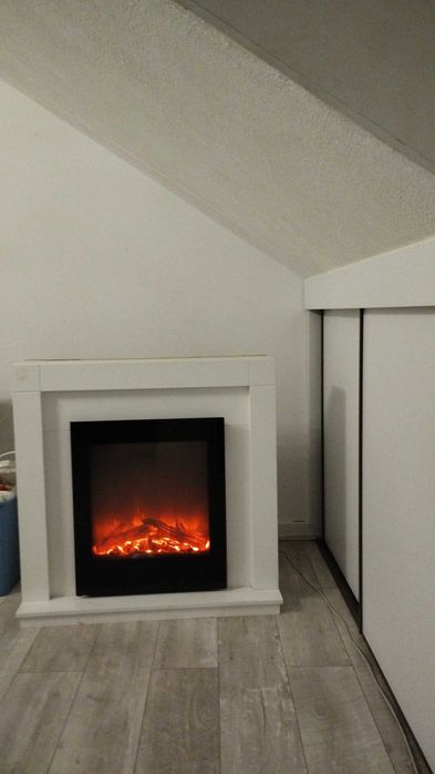 Kominek elektryczny z funkcją grzania