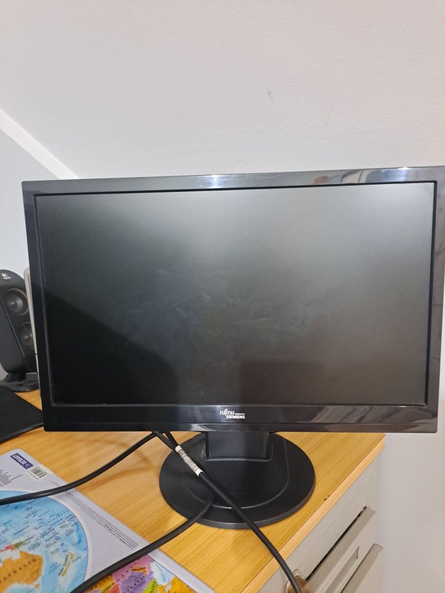 Komputer z monitorem
