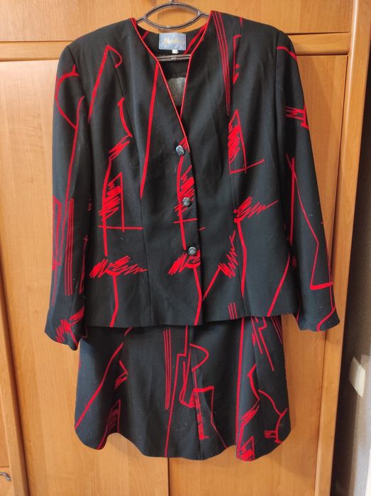 Элегантный костюм для женщины