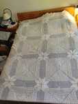 Colcha branca de crochet para cama de casal