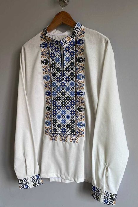 Чоловіча вишиванка льон молочна українська сорочка з синім орнаментом