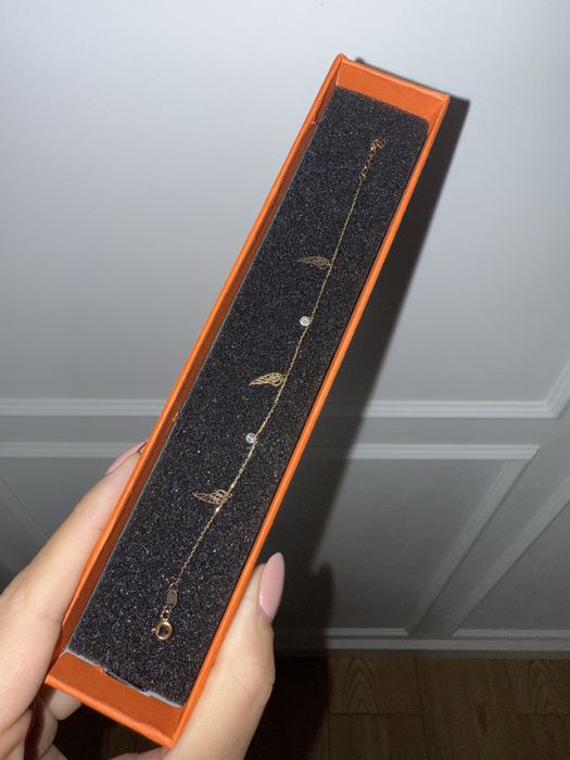 Złota bransoletka celebrytka 333 skrzydełka z białym kryształem