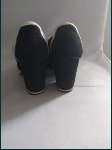 Buty damskie na obcasie na słupku wiązane czarne materiałowe Bianco 36