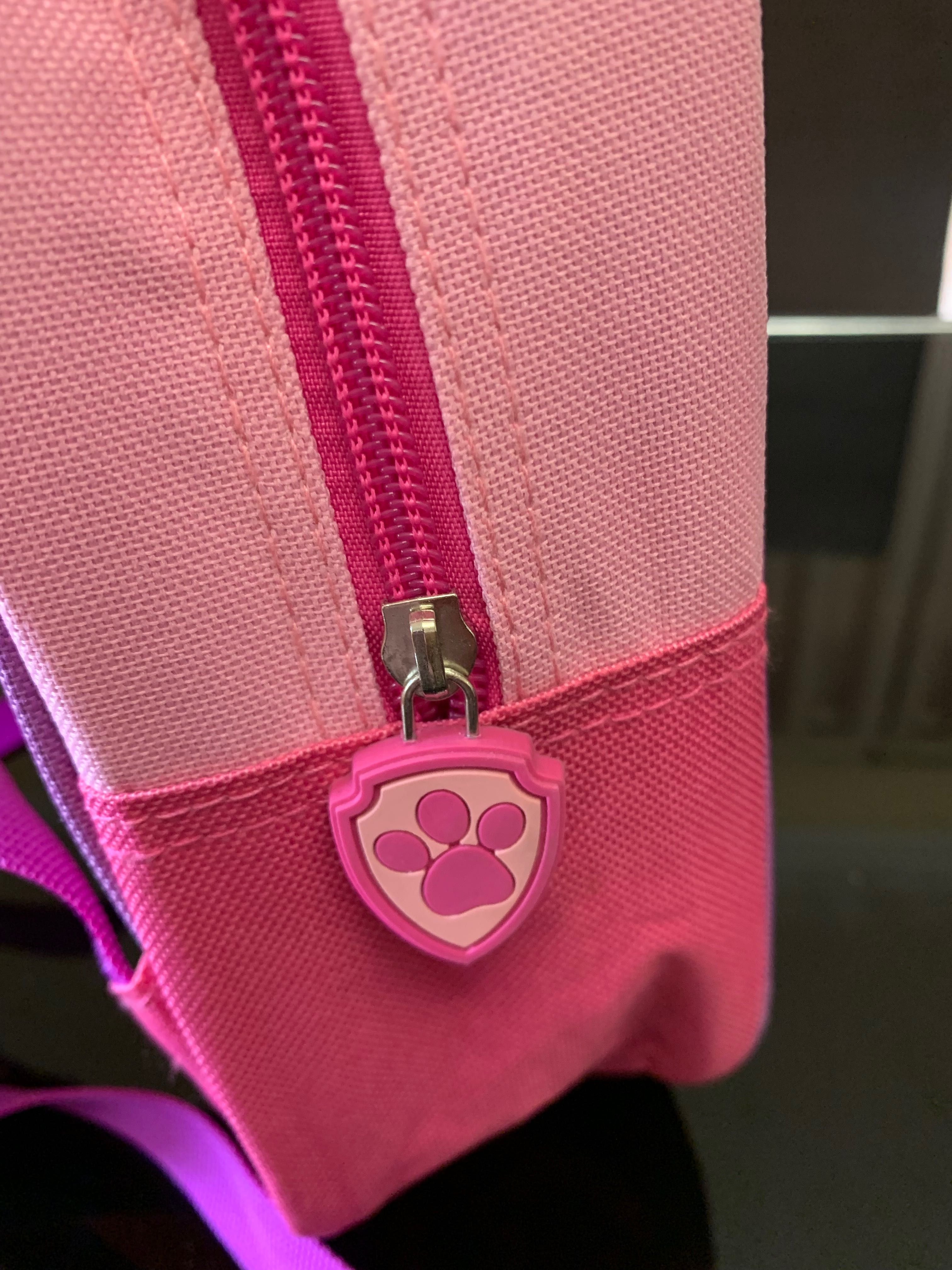 Duas mochilas novas com etiqueta