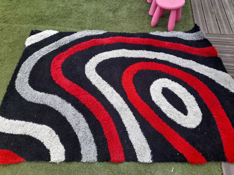 Tapete com pelo comprido vermelho e preto