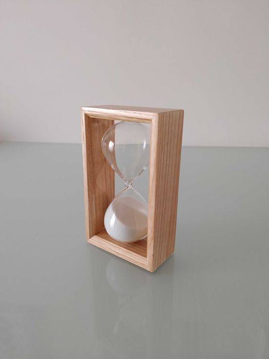 Ampulheta vidro com estrutura madeira