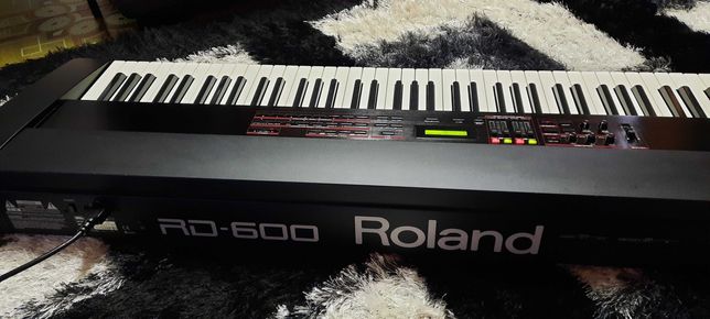 Roland RD-600 Digital Piano, Teclado, com 88 teclas contrabalanceadas.