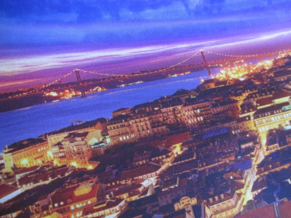 Pastas/Malas à tiracolo pretas, uma delas c/imagem magnífica de Lisboa