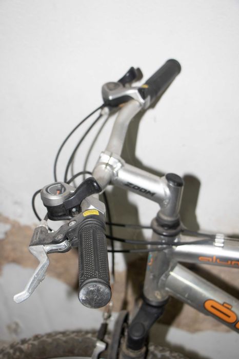 Bicicleta com suspensão e mudanças