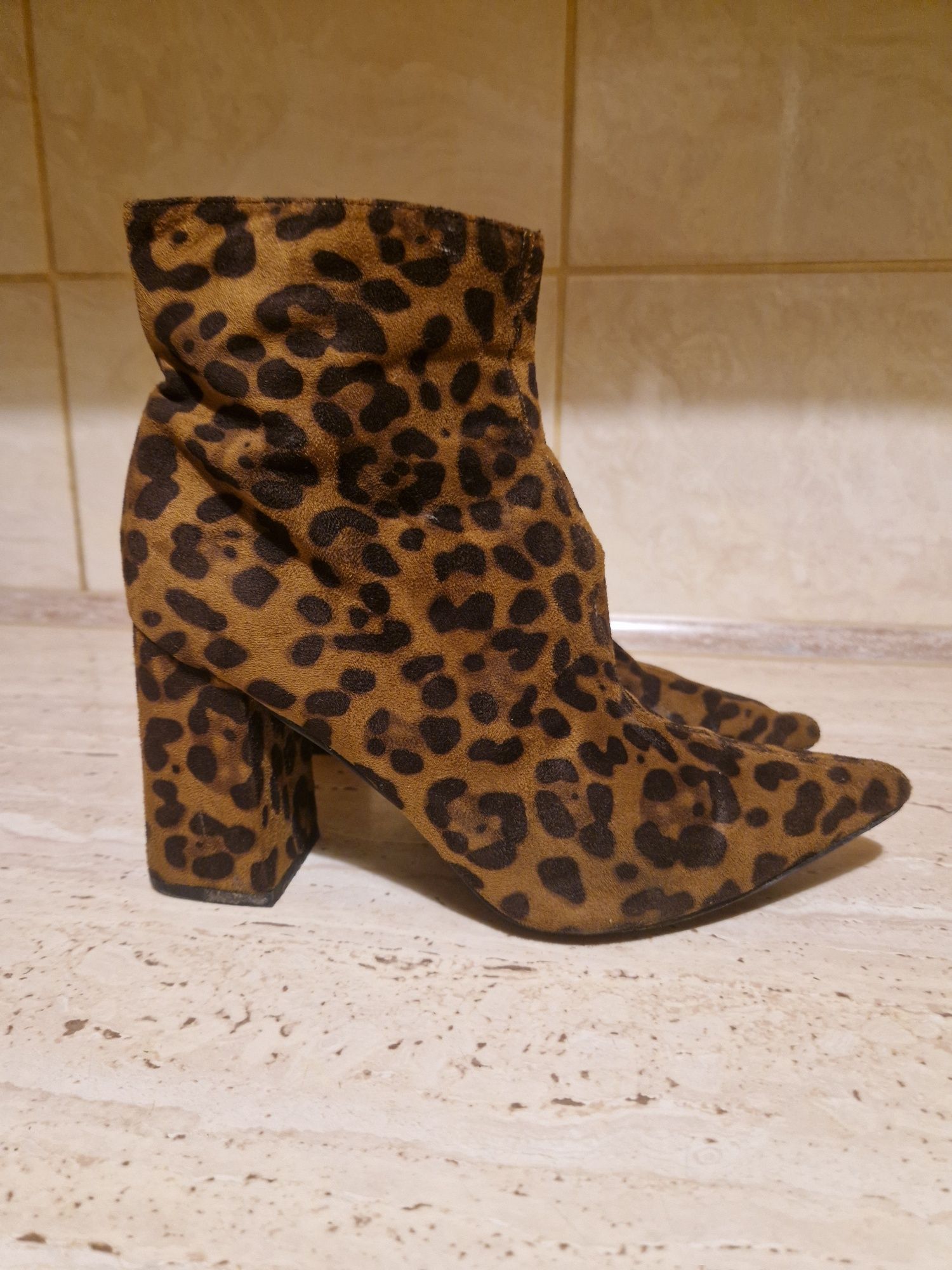 Buty beżowe panterkowe boki r 37