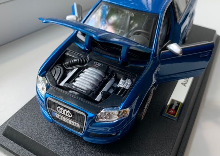 Модель Audi RS4 1/24 Bburago