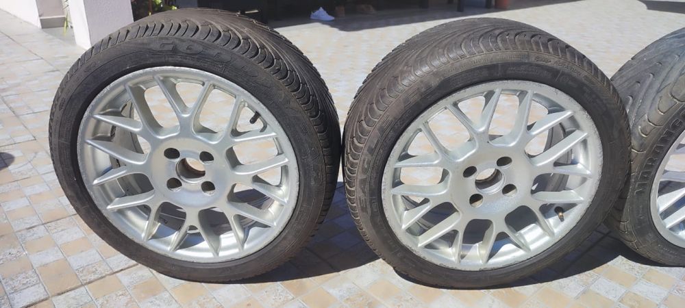 Vendo jantes com 4 pneus novos