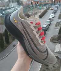 Оригінальні бігові кросівки Nike Zoom Pegasus 37 на примірці