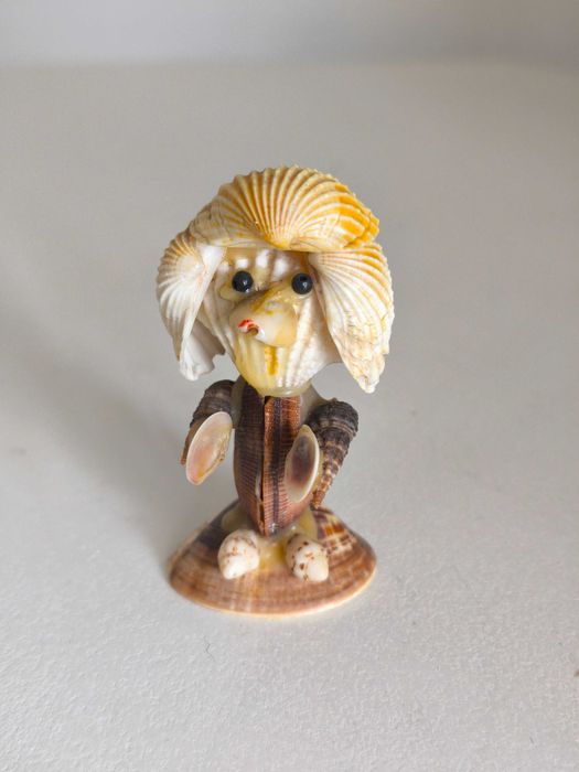 Estatueta de cão feito de conchas