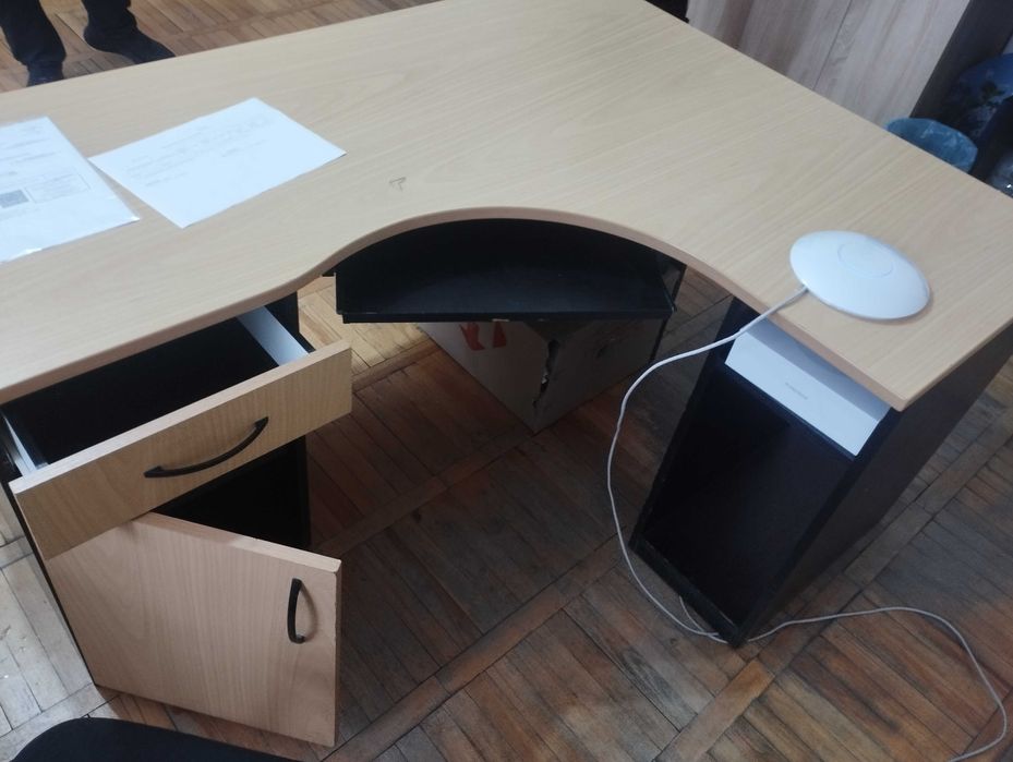 Меблі в офіс стіл шафа тумбочка