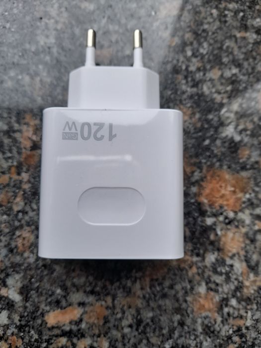 Новий зарядний блок із зарядним кабелем.