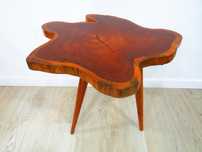 Mesa de apoio - tronco de árvore com pés de palito.