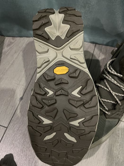 Hoka Gore tex в гарному стані зручні не промокають .