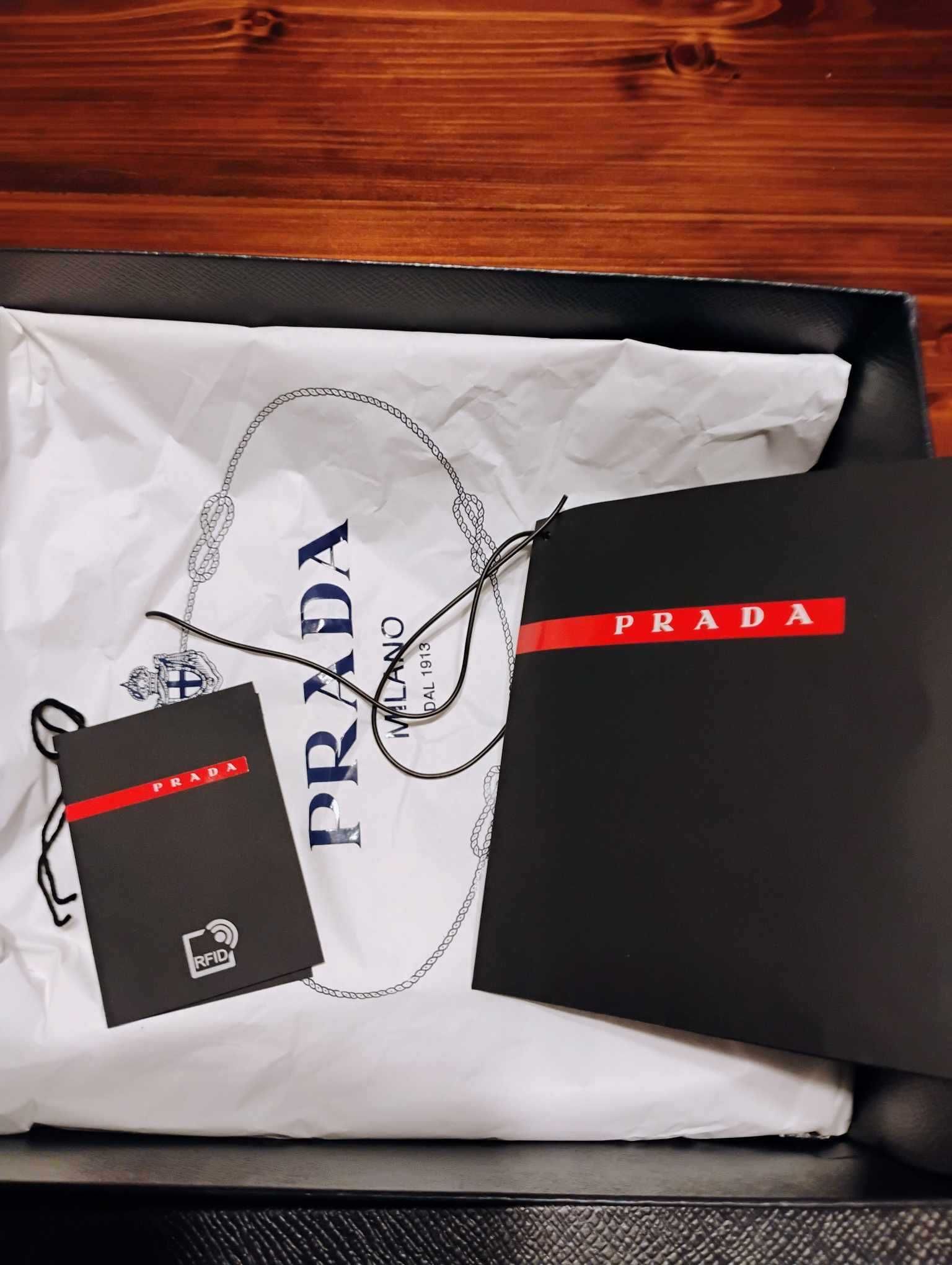 nowy karton firmy prada