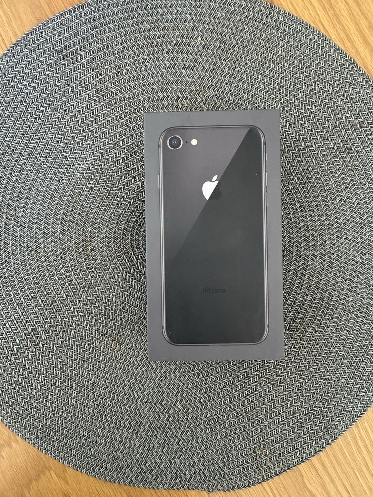 iPhone 8 64 GB – stan idealny, pełny zestaw