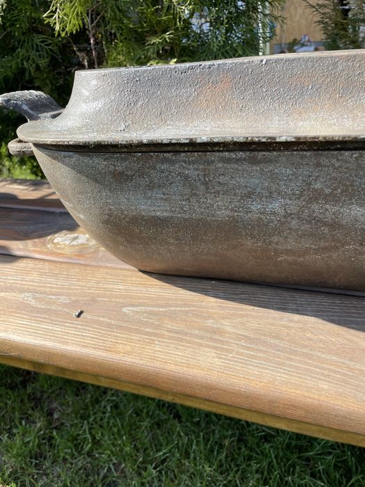 Stara żeliwna brytfanna